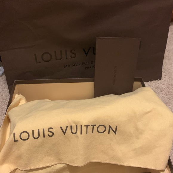 Louis Vuitton - Picture 5 of 5